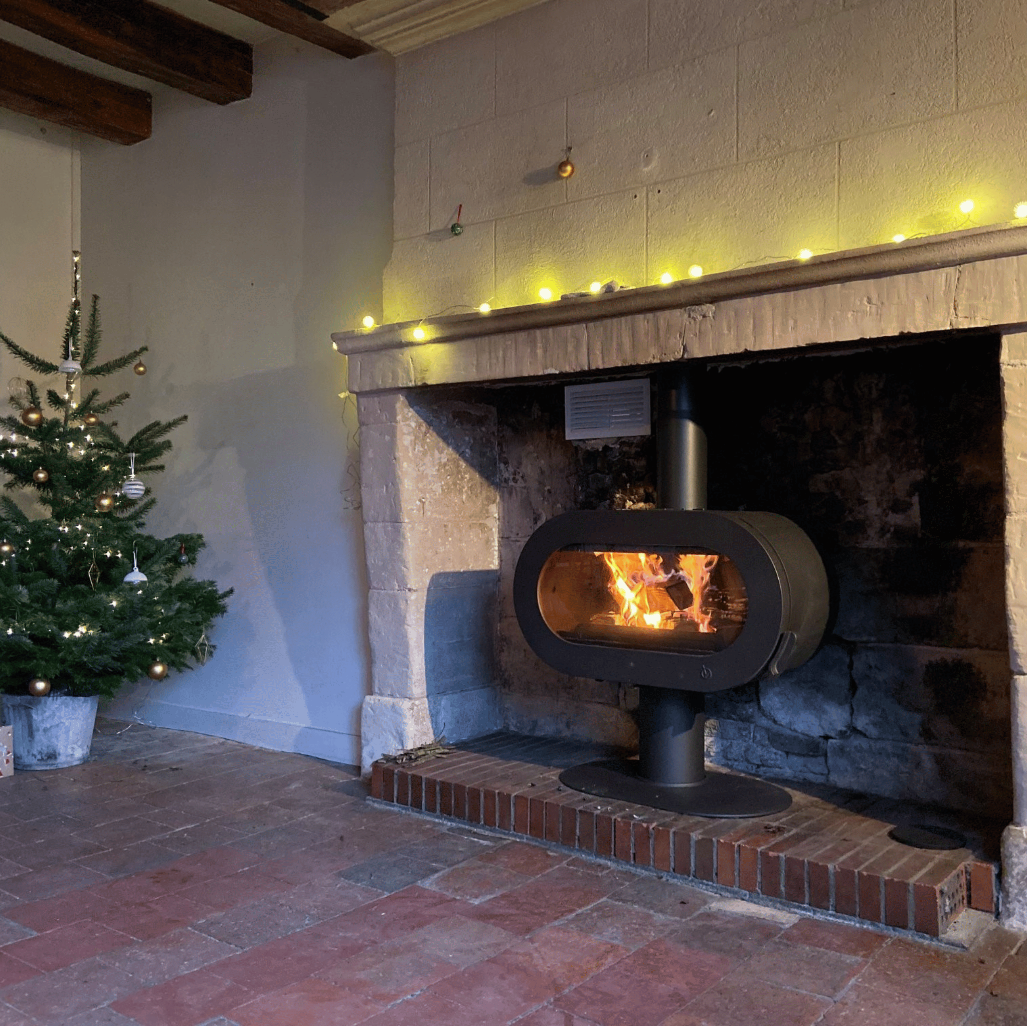 Invicta Gusseisen-Holzofen Fifty auf Sockel Anthrazit 6480 44